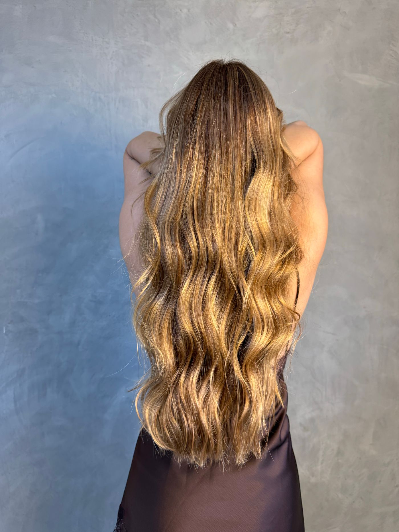 Longues extensions de cheveux ondulées posées par Layya Studio